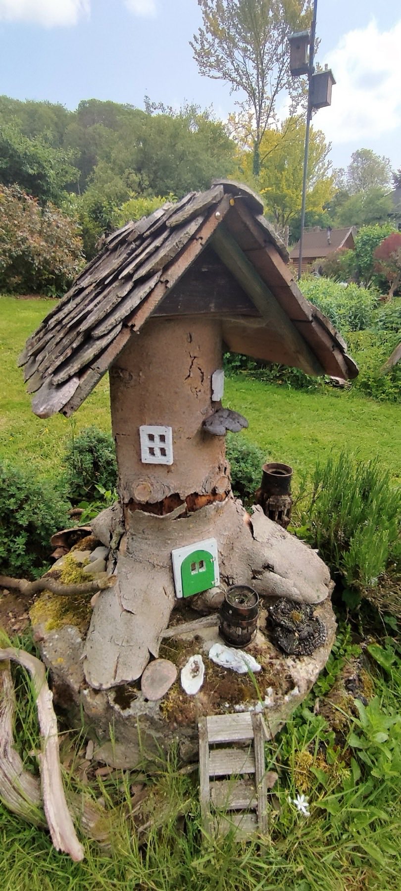 Wichtelhaus auf einem Baumstumpf