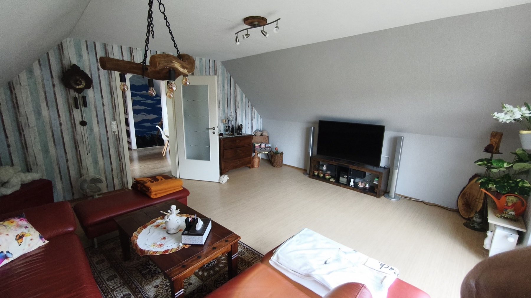 Blick durchs Wohnzimmer zum Flur