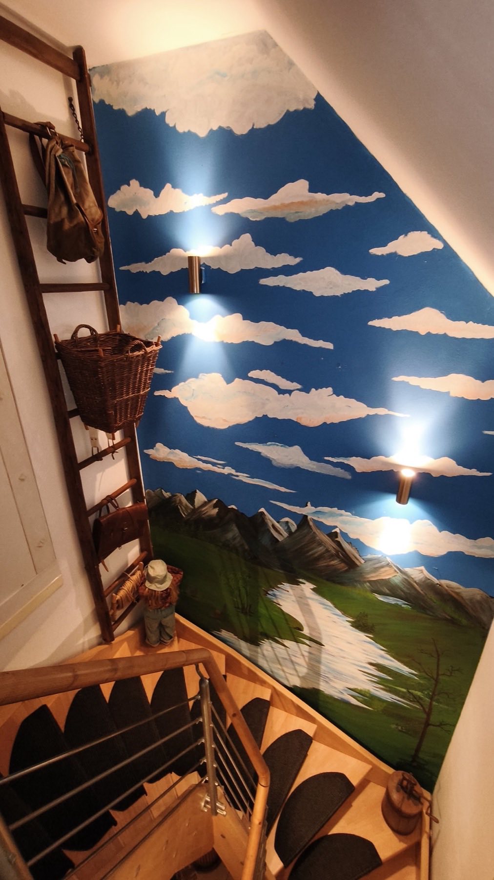 Treppe mit gemalter Himmels- und Berglandschaft